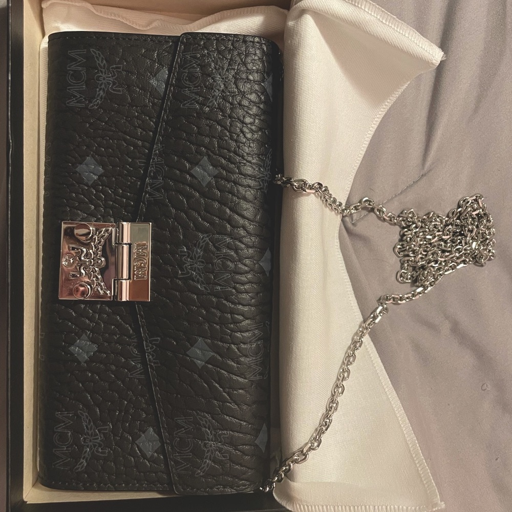 BRAND NWT MCM wallet on chain
